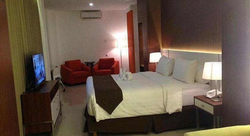 Front One Hotel Pamekasan Madura Екстер'єр фото