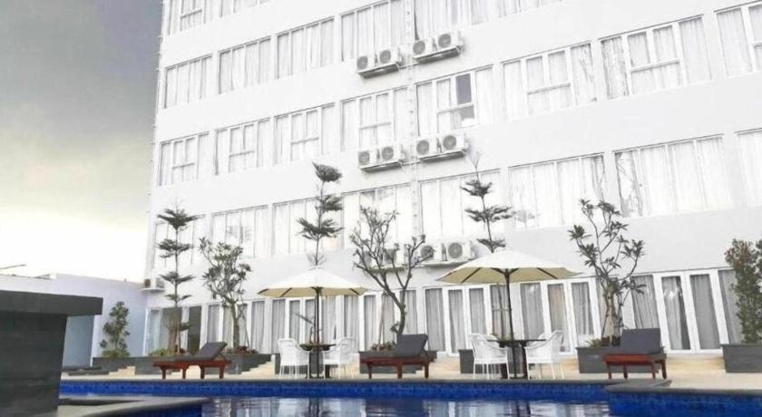 Front One Hotel Pamekasan Madura Екстер'єр фото