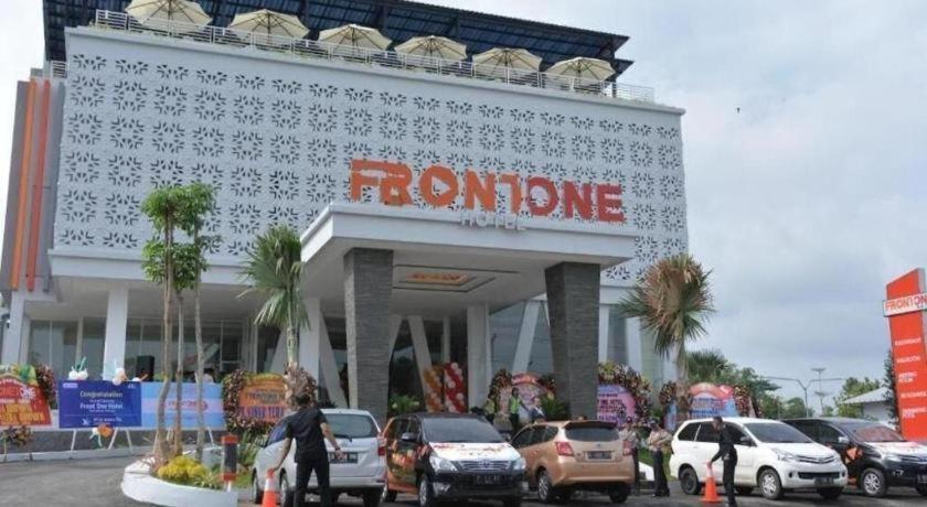 Front One Hotel Pamekasan Madura Екстер'єр фото