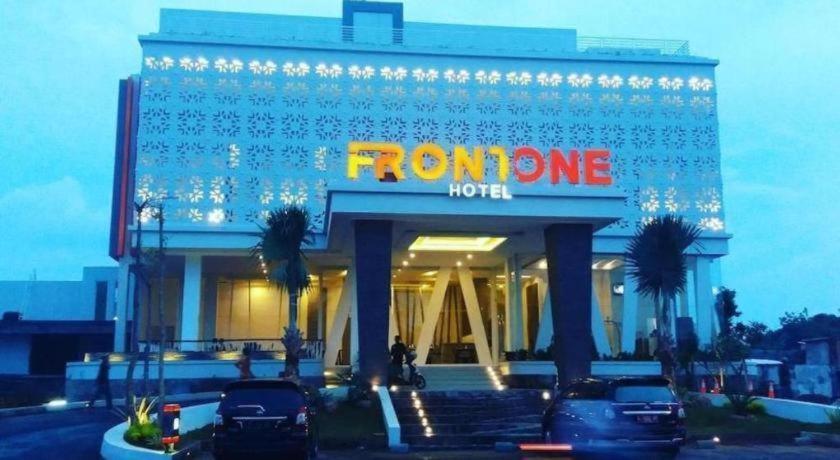 Front One Hotel Pamekasan Madura Екстер'єр фото