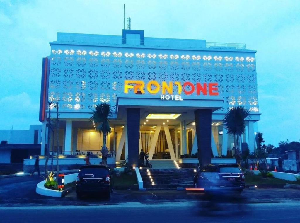 Front One Hotel Pamekasan Madura Екстер'єр фото