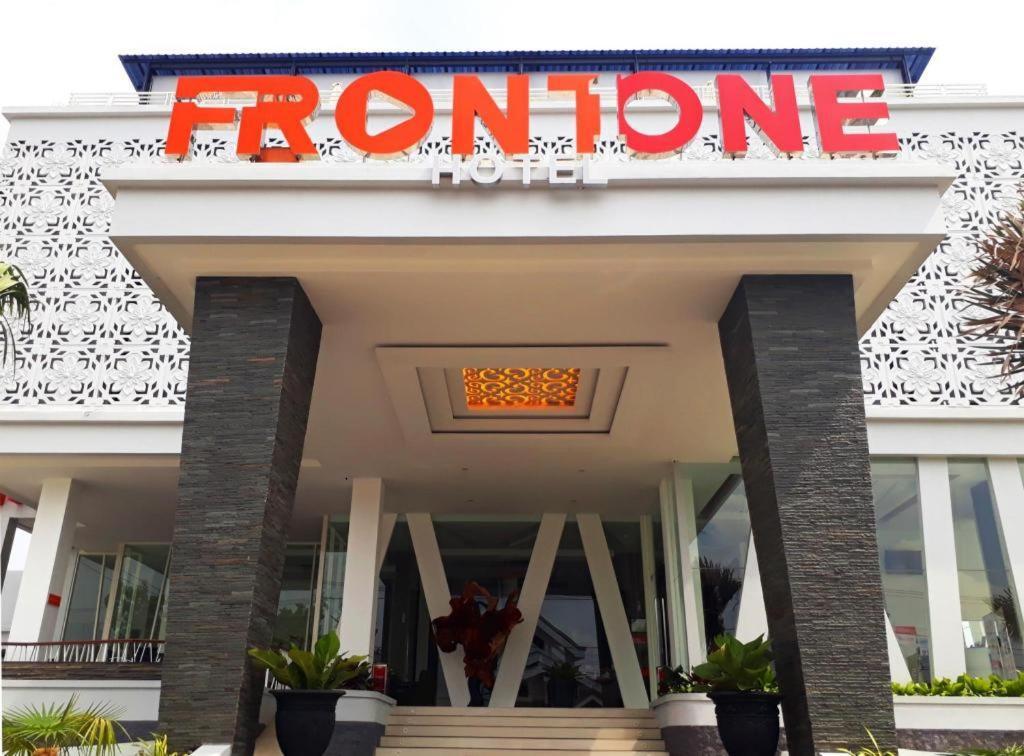 Front One Hotel Pamekasan Madura Екстер'єр фото