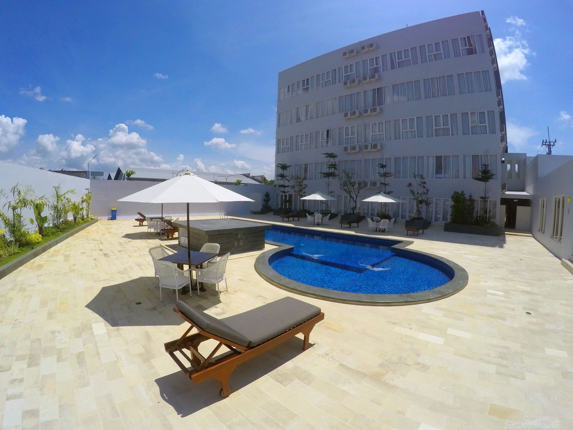 Front One Hotel Pamekasan Madura Екстер'єр фото